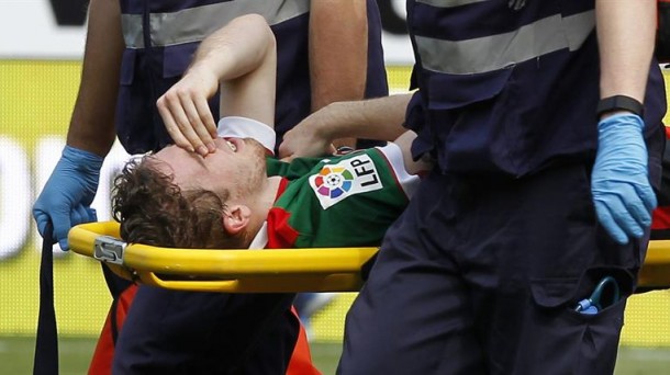 Iker Muniain, tras sufrir la lesión en Sevilla. Efe.