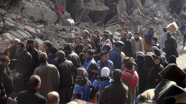 Cientos de refugiados huyen del campamento de Yarmuk en Siria. Foto: EFE