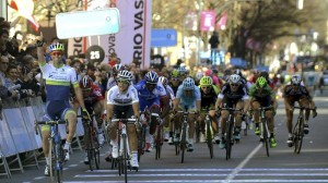 Matthews gana la primera etapa. Foto: EFE