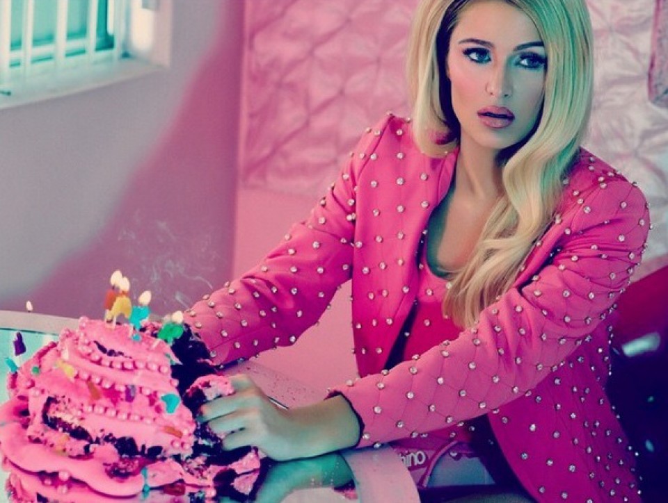 Paris Hilton. Foto: Moschino