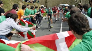 Amets Txurruka subiendo Ixua. Efe.