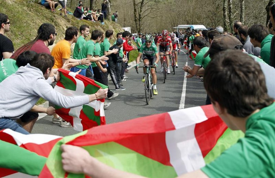 Amets Txurruka subiendo Ixua. Efe.