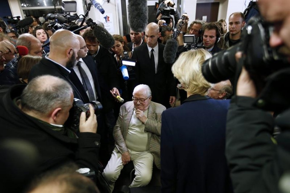 Jean-Mari Le Pen rodeado de medios en una imagen de archivo. Foto: EFE