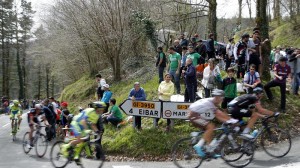 El pelotón subiendo Ixua. Efe.