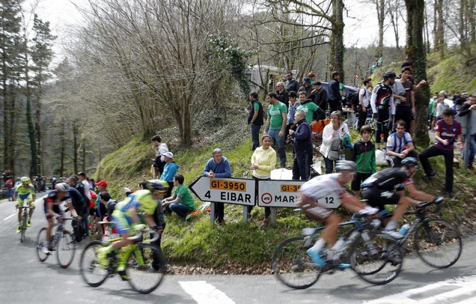 El pelotón subiendo Ixua. Efe.