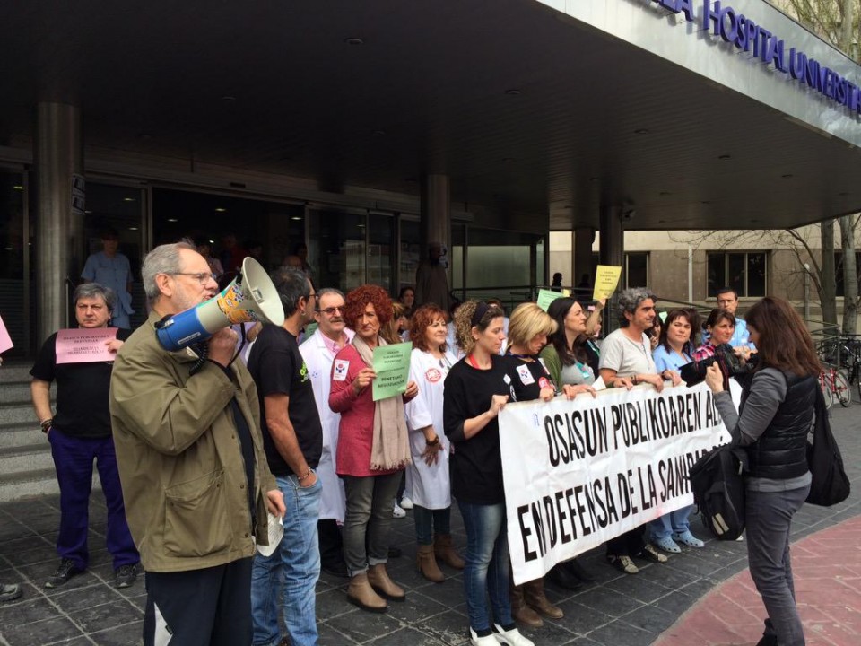 Concentración frente a Txagorritxu. Antesala de la Huelga el 23 y 24 de abril, 15.04.2015