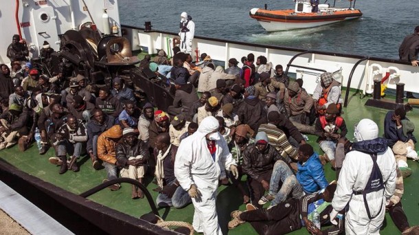 Un grupo de inmigrantes rescatado llega al puerto de Corigliano Calabro (Italia). Foto: EFE