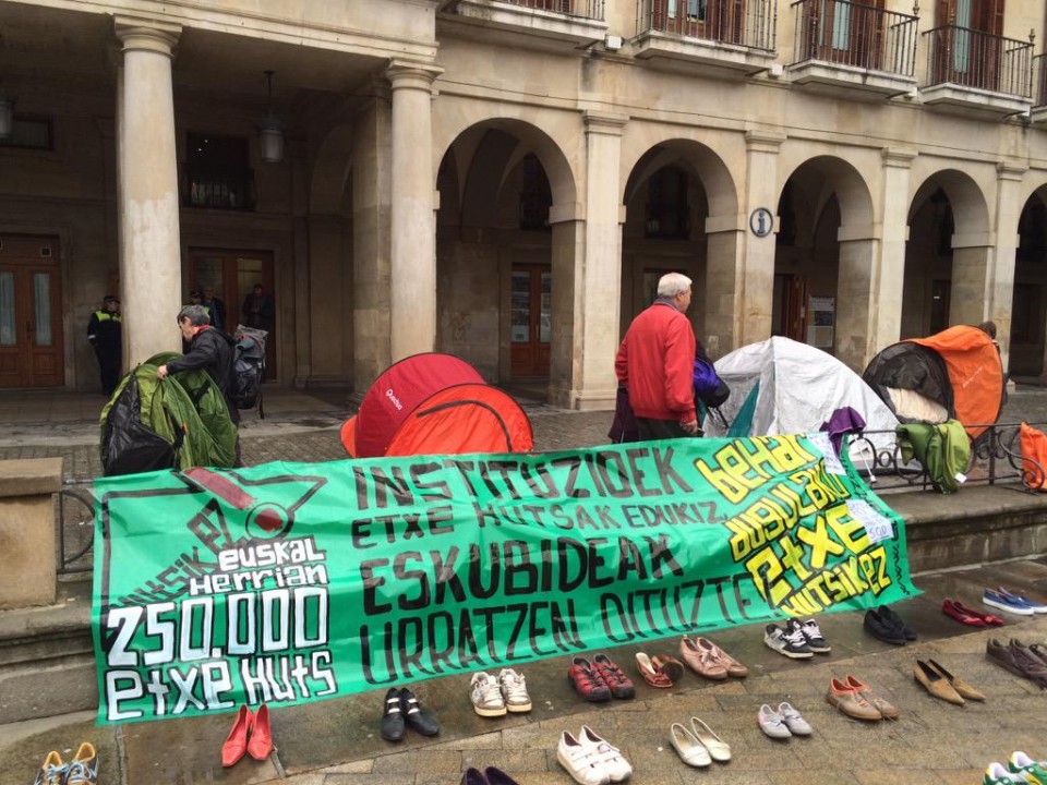 Acampada de 24h de Errekaleor Bizirik por el derecho a la vivienda, 17.04.2015