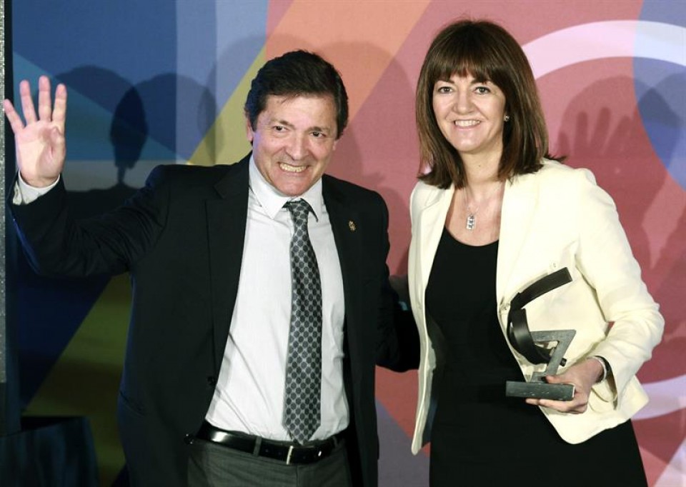 Mendia y Javier Fernández, en la entrega de los premios Ramón Rubial. Foto: EFE