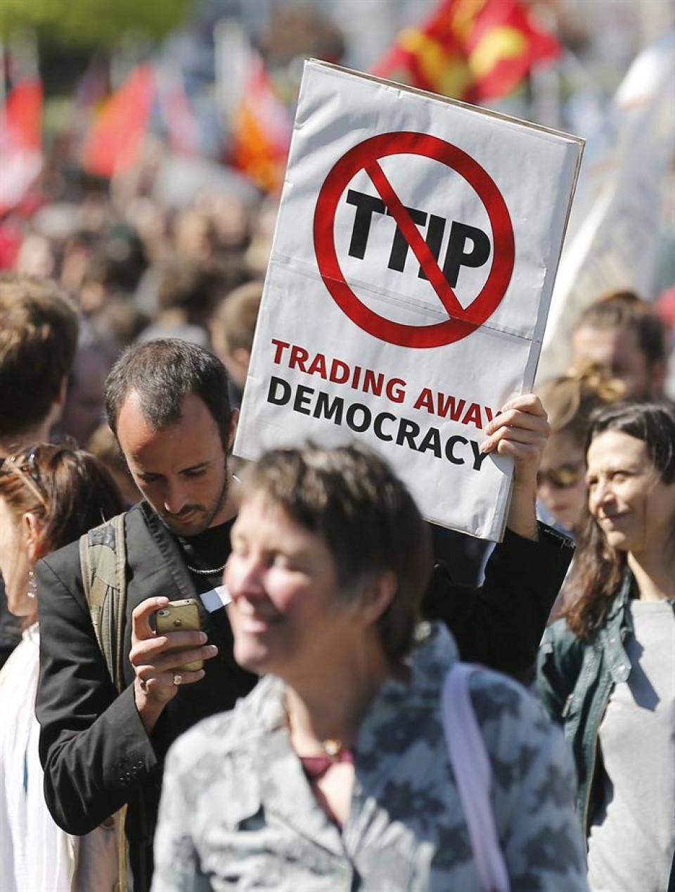 Protesta en Bélgica contra el Tratado Transatlántico de Comercio e Inversiones. Foto: EFE