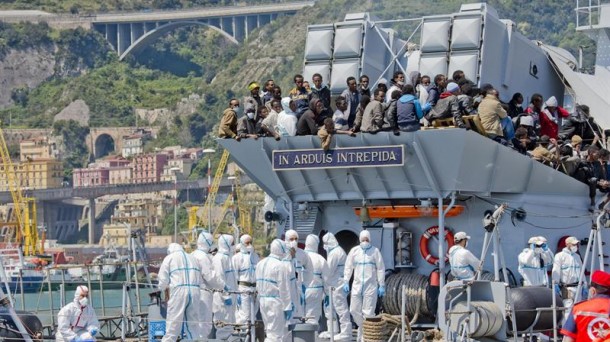 545 inmigrantes rescatados en las últimas horas llegan al puerto de Salerno (Italia). Foto: EFE