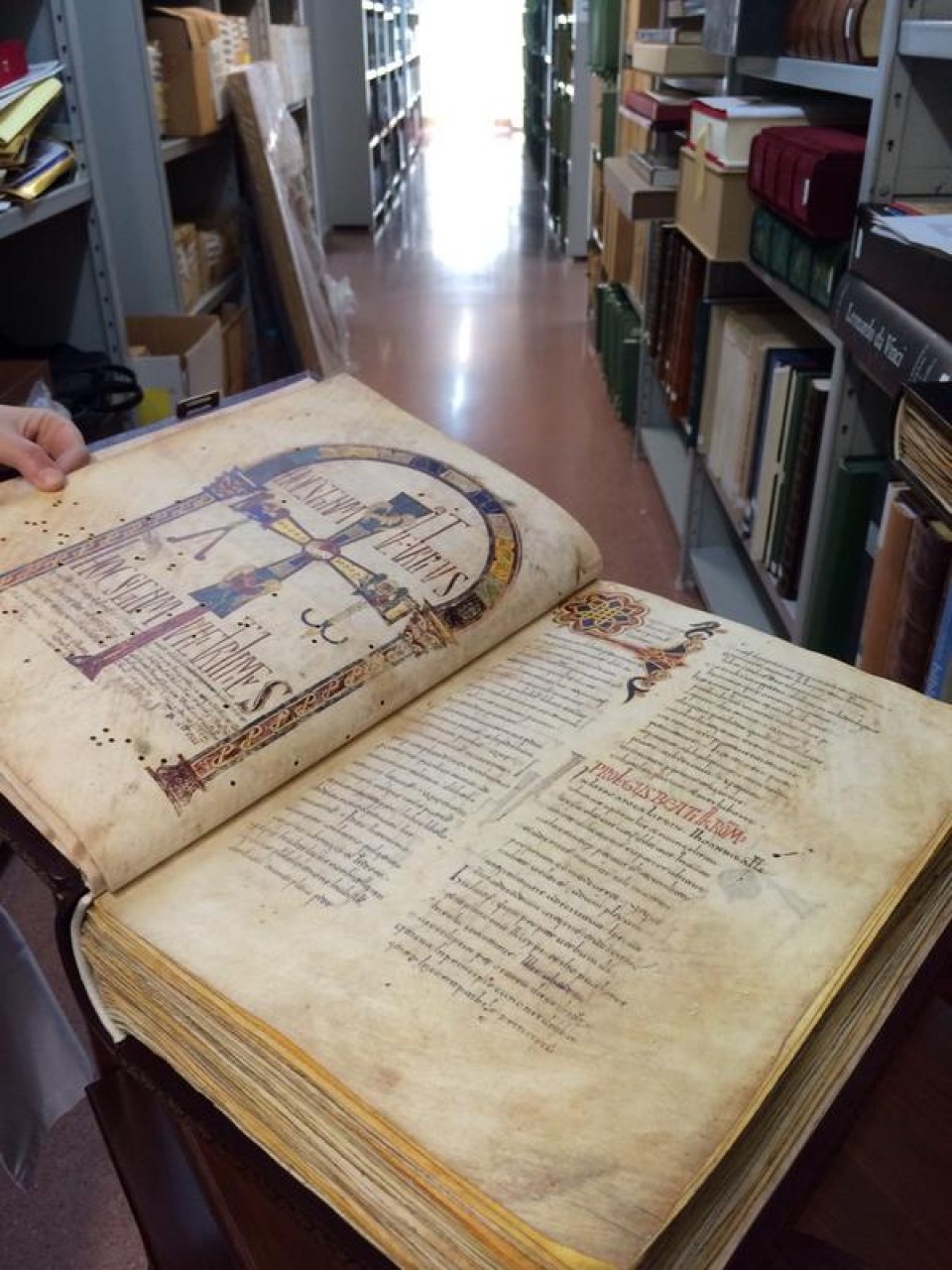 El en depósito de libros de CC Ignacio Aldecoa, 23.04.2015