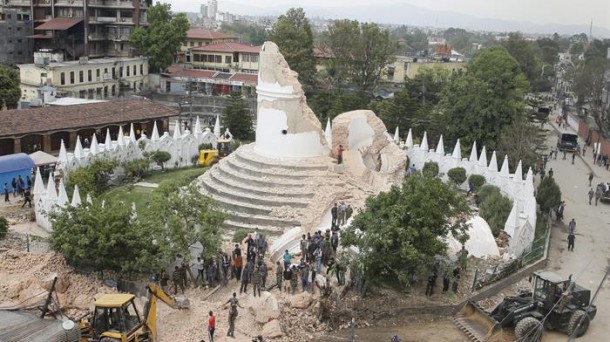 La torre, tras caer por los temblores. Foto: EFE