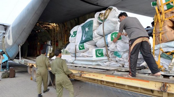 Operarios fletan un avión de ayuda humanitaria en Pakistán. Foto: EFE