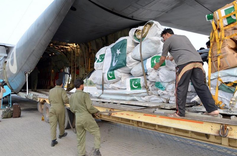 Operarios fletan un avión de ayuda humanitaria en Pakistán. Foto: EFE