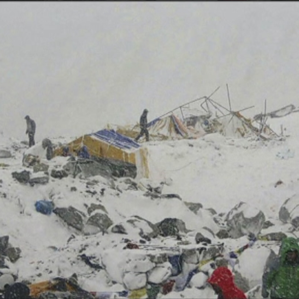Imagen de archivo del Everest, donde han tenido lugar avalanchas a consecuencia del terremoto. EFE
