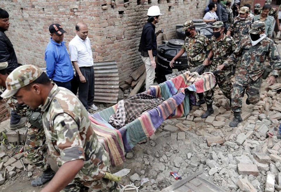 Rescate de un cadaver en Nepal, tras el terremoto