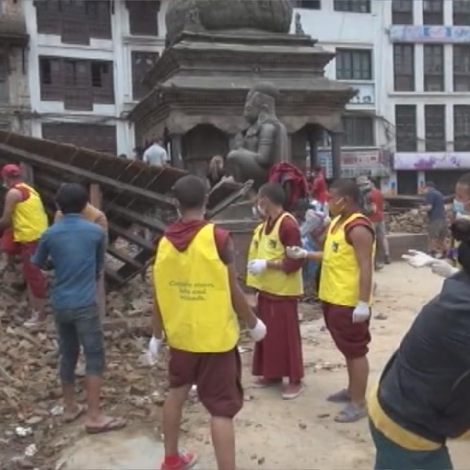 Rescate de un cadaver en Nepal, tras el terremoto