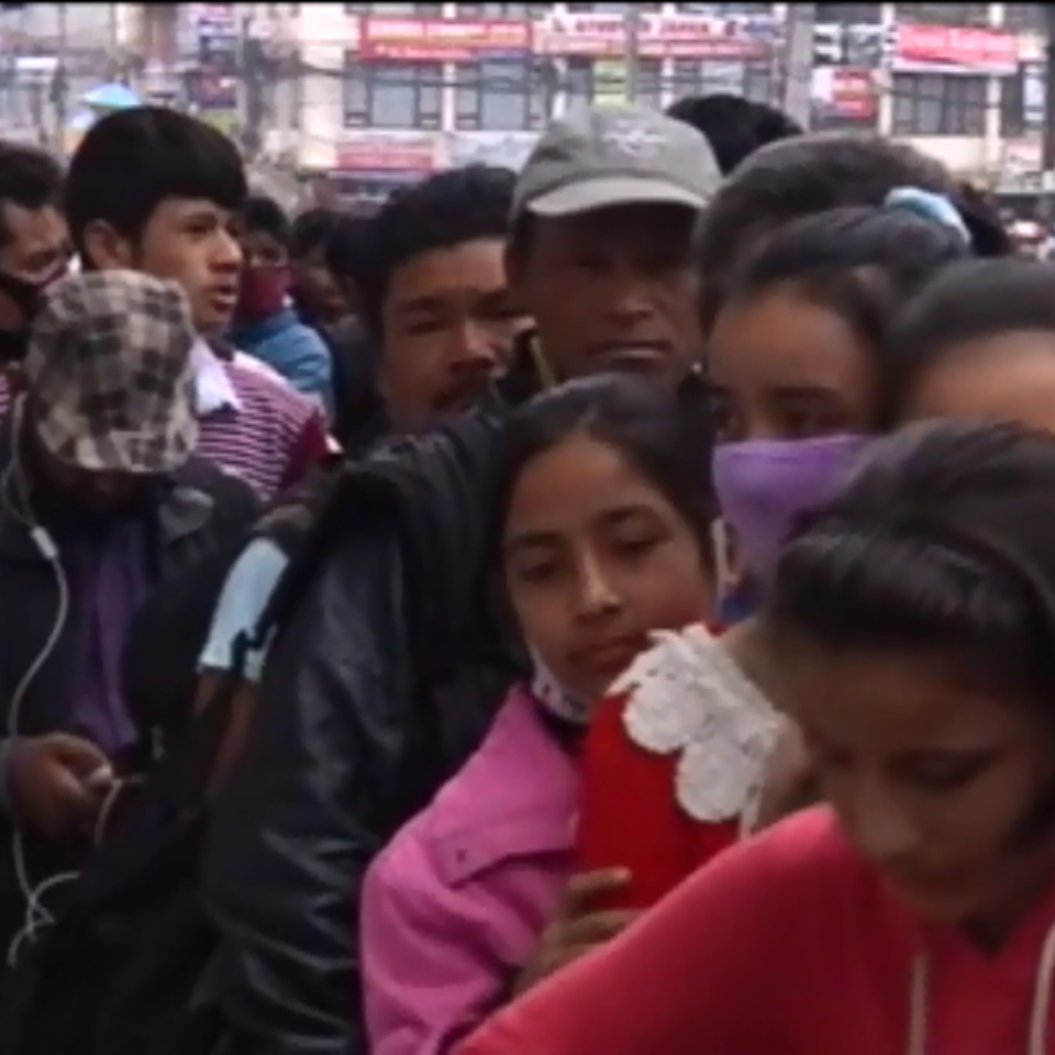Miles de personas huyen de Katmandú por miedo a nuevas réplicas
