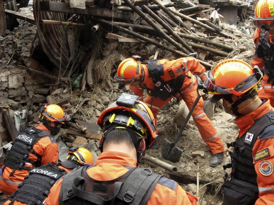 Equipos de rescate se afanan en rescatar supervivientes. Foto: EFE