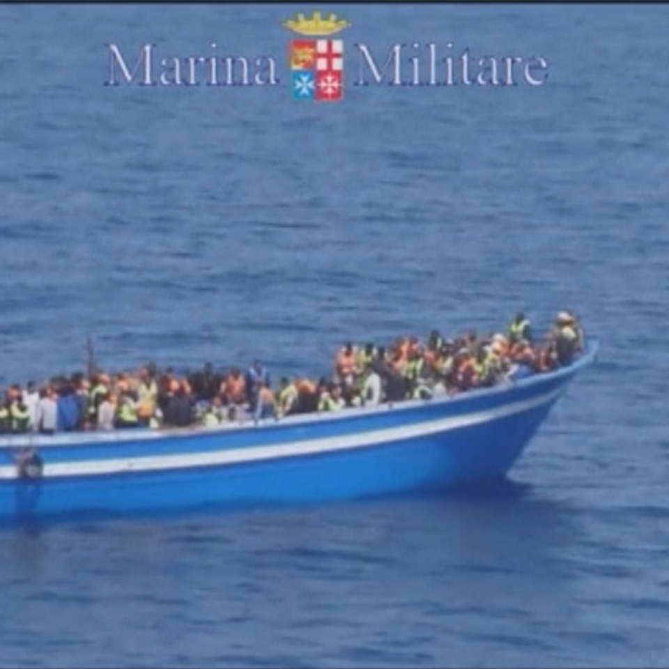 Erreskatatu ostean, etorkinak Lampedusara eraman dituzte. Argazkia: EFE