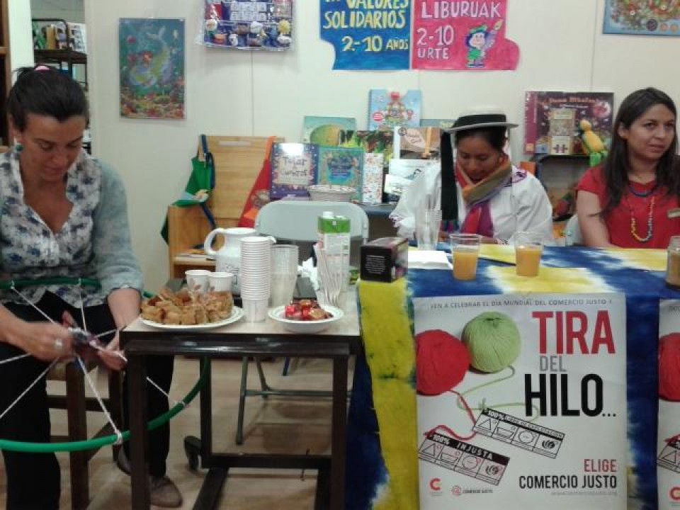 En la tiemda de Medicos Mundi, 07.05.2015