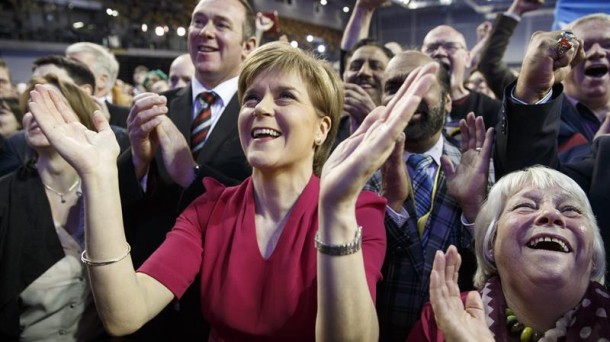 La líder del Partido Nacionalista Escocés (SNP), Nicola Sturgeon, celebra los resultados. EFE