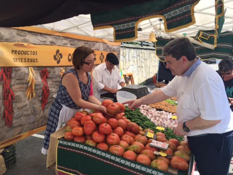 El candidato del PNV a la alcaldía de Bilbao, Juan María Aburto en el mercado. Foto: Juan Mari Aburto