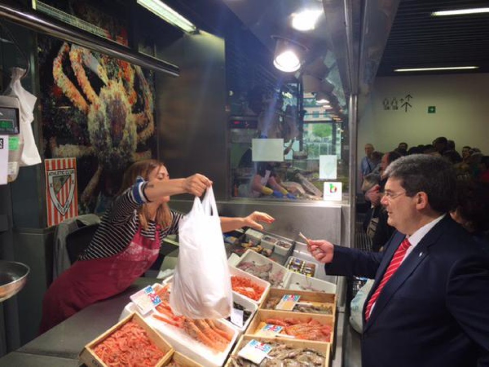 El candidato del PNV a la alcaldía de Bilbao, Juan María Aburto, en la pescadería. Foto: Juan Mari Aburto.