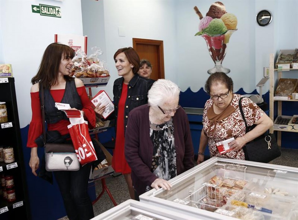 La candidata del PSN, María Chivite, en una tienda. Foto: EFE.