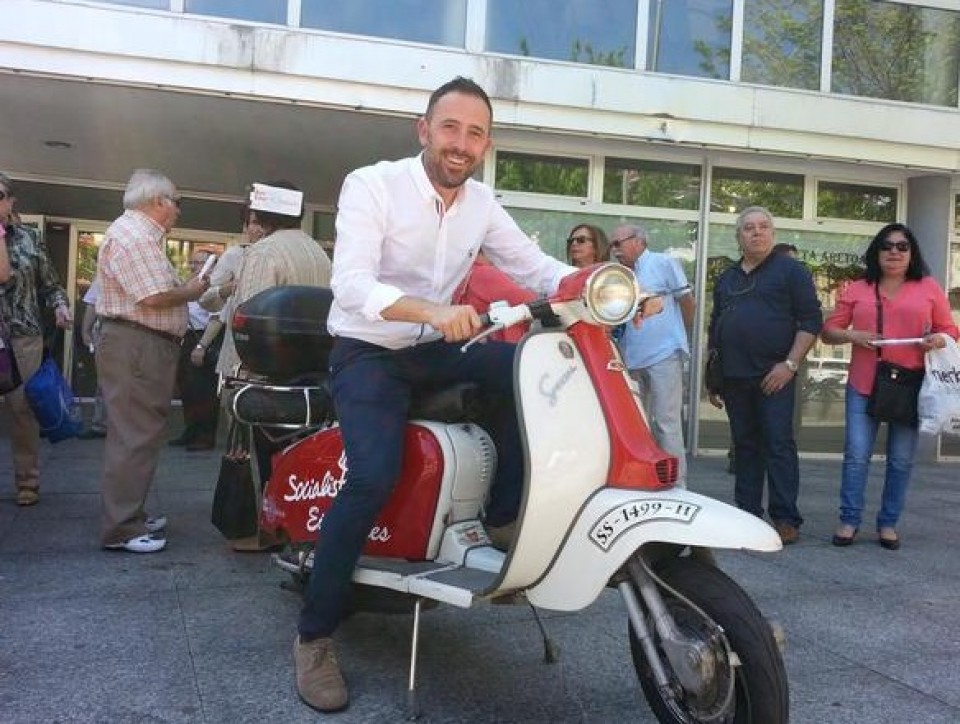 El candidato a la alcaldia de Donostia por el PSE, Denis Itxaso,en moto. Foto: PSE Gipuzkoa.