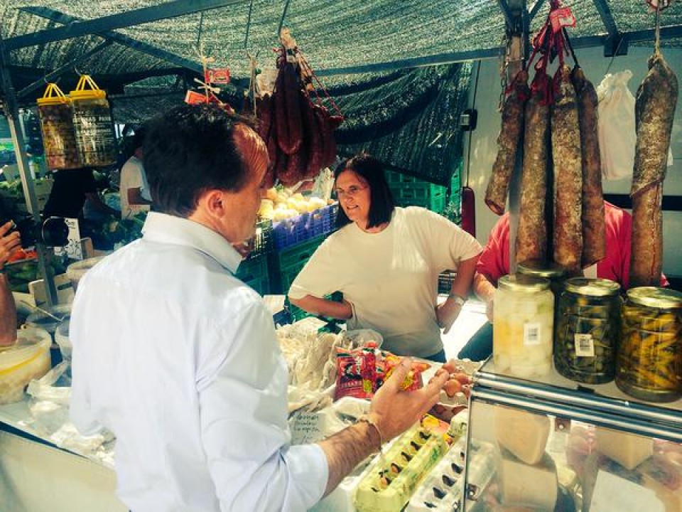 Javier Esparza (UPN) en un mercadillo. Foto: @_navarrisimo