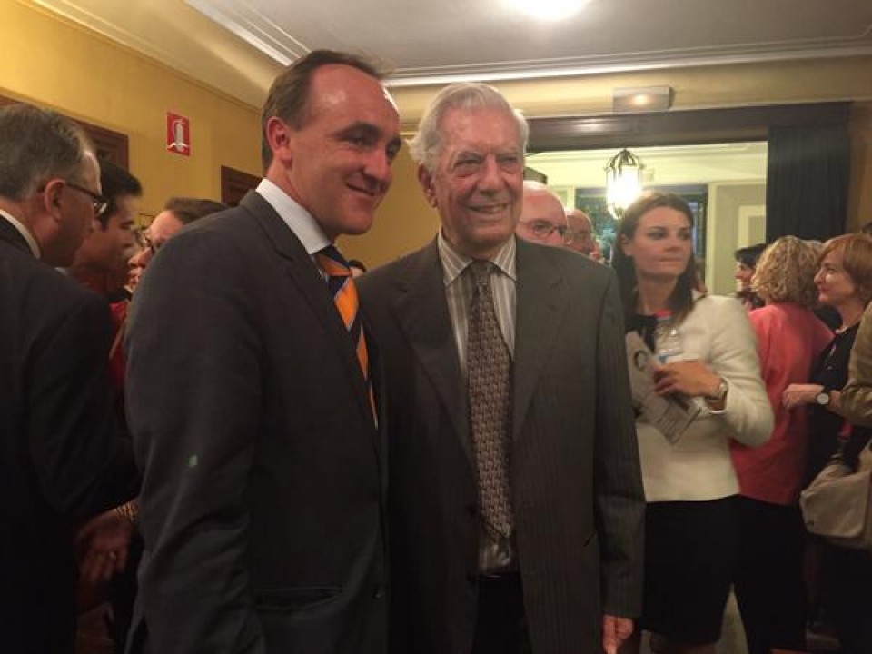 El candidato de UPN, Javier Esparza, con Vargas Llosa. Foto: Javier Esparza