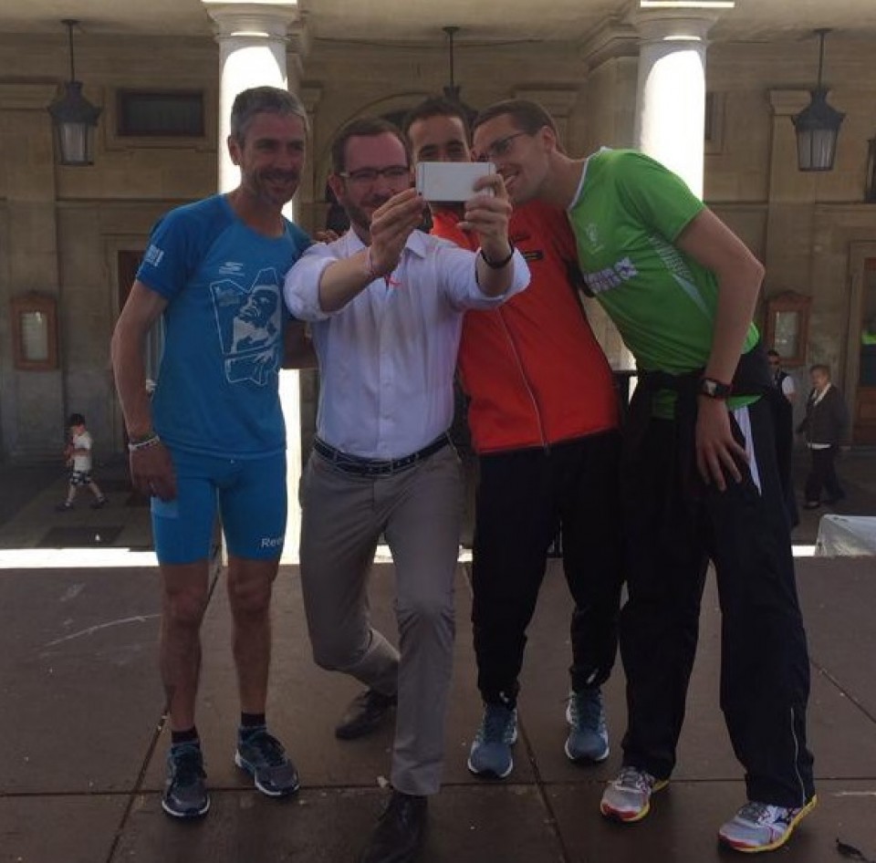 El candidato a la alcaldía de Gasteiz por el PP, Javier Maroto se hace un 'selfie' con algunos ganadores del Maratón Martín Fiz. Foto: Javier Maroto.