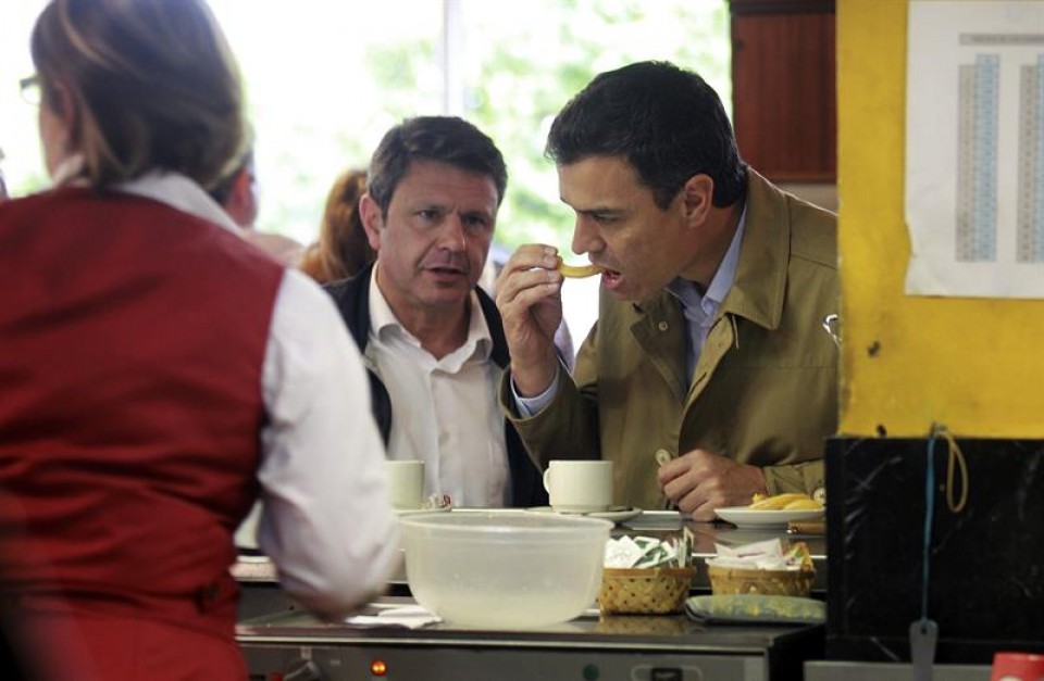 El líder socialista Pedro Sánchez comiendo churros en Irun. Foto: EFE