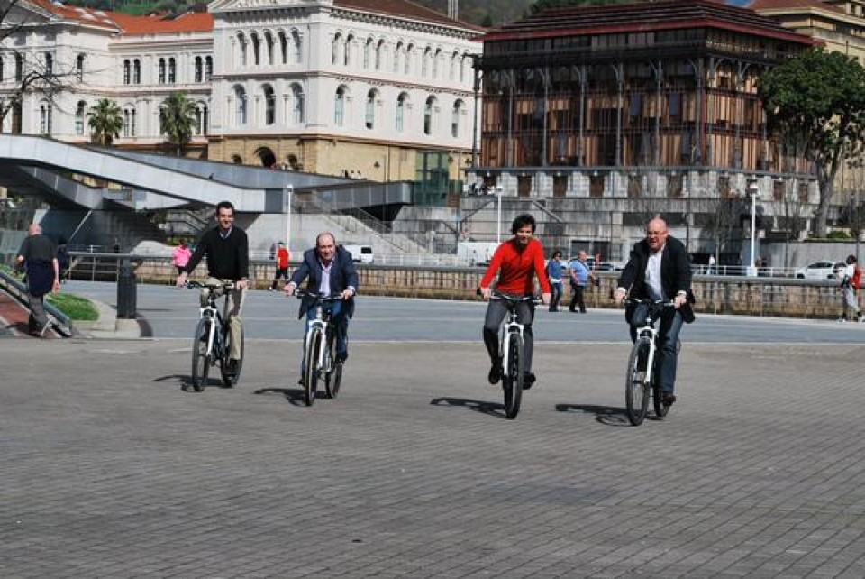 Candidatos del PP en Bilbao, en bicicleta. Foto: PP Bizkaia