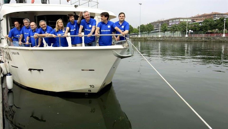 Los candidatos del PP a la Diputación de Bizkaia y a la alcaldía de Bilbao, Javier Ruiz y Luis Eguiluz, en un barco . Foto: EFE.