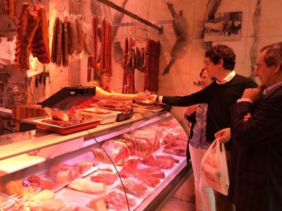 El candidato a diputado general de Bizkaia por el PNV, Unai Rementeria, en una carnicería. Foto: Unai Rementeria