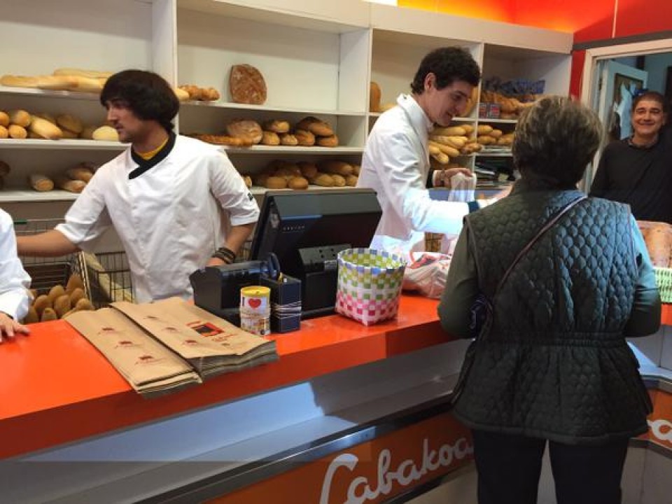 El candidato a diputado general de Bizkaia por el PNV, Unai Rementería,en una panadería. Foto: Unai Rementeria