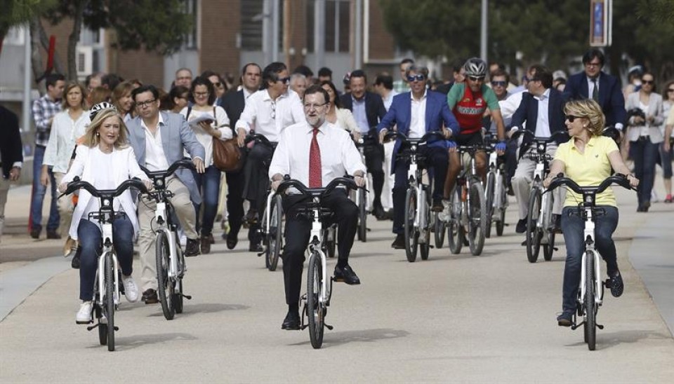 Cristina Cifuentes, Mariano Rajoy y Esperanza Aguirre (PP) en bicicleta. Foto: EFE.
