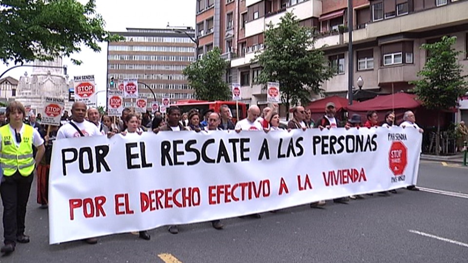 Una manifestación contra los desahucios en Bilbao. EiTB