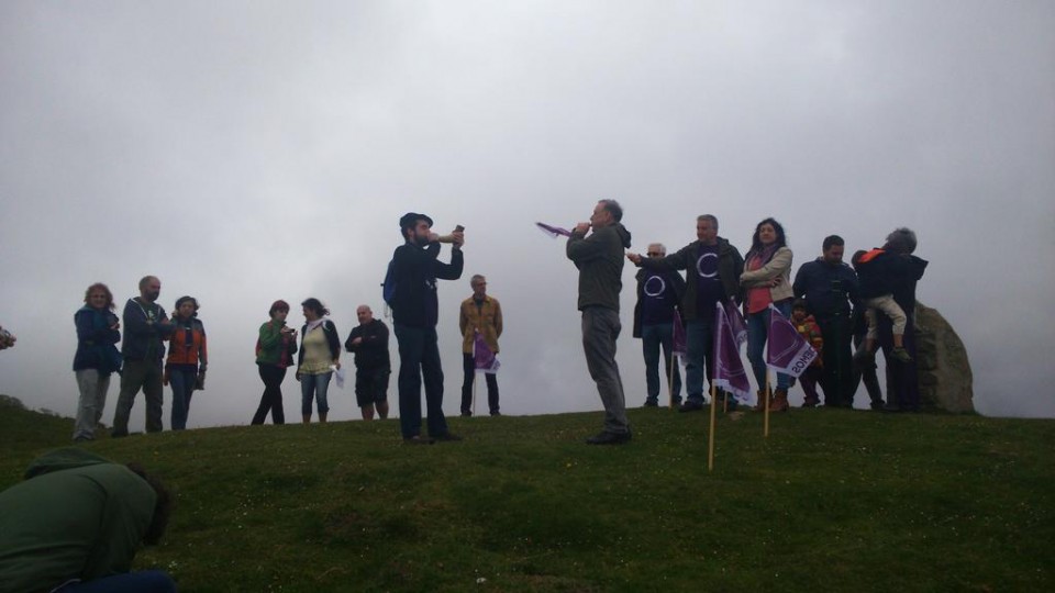 Miembros de Podemos-Ahal Dugu llamando a Juntas Generales, desde el Oiz. Foto: Podemos.Ahal Dugu