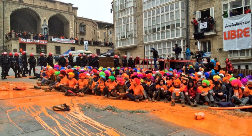 La Ertzai La Ertzaintza comienza a desalojar a los jovenes que protagen a los condenados s de Segi, 18.05.2015