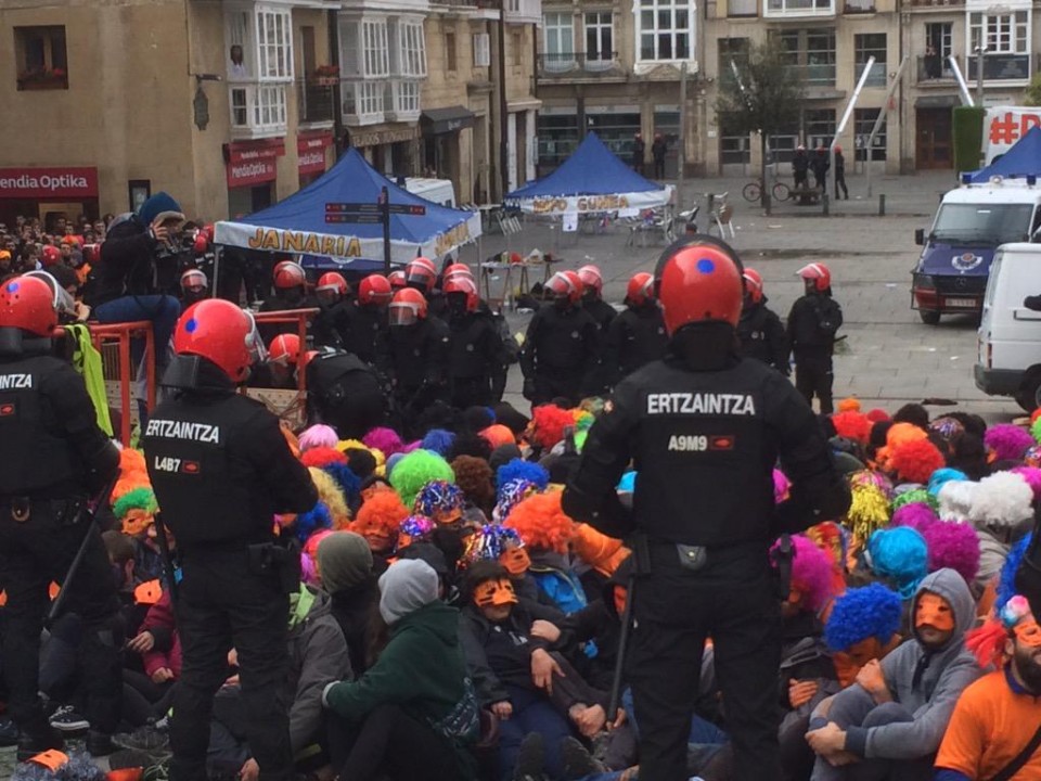 La Entzaintza desaloja la los jóvenes del muro popular que dificultan el arresto de los condenados de Segi, 18.05.2015