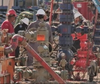 Konstituzionalak behin-behinean bertan behera utzi du fracking legea