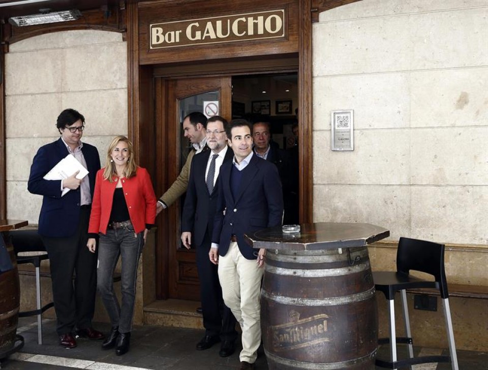 Mariano Rajoy, con los candidatos del PPN, comiendo pinchos en Pamplona. EFE