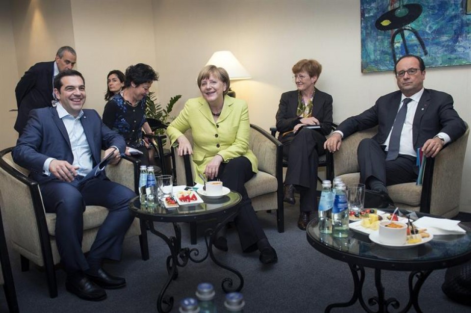Tsipras se reúne en Riga con Merkel y Hollande