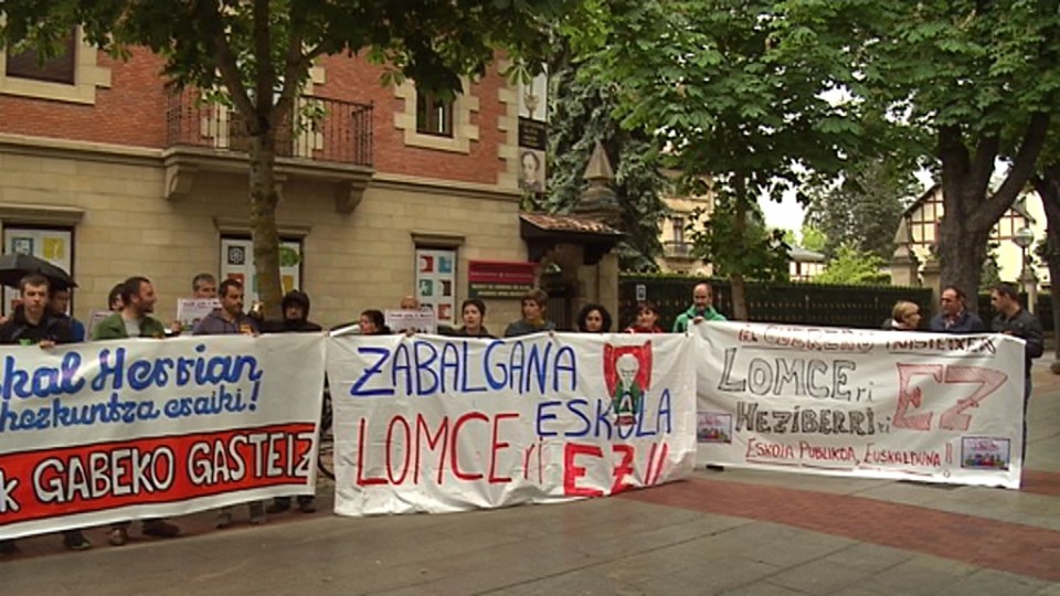 La concentración ha tenido lugar en las inmediaciones del colegio Corazonistas de Vitoria