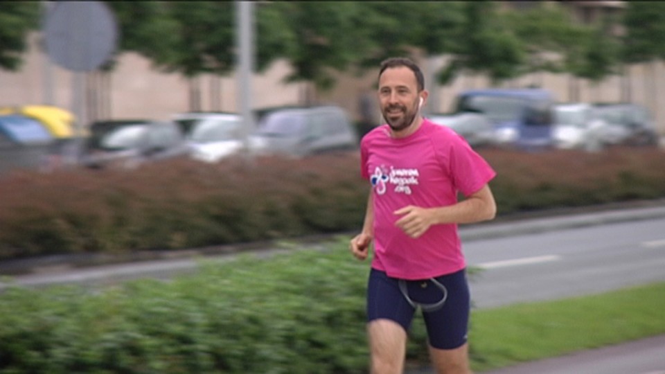 Denis Itxaso haciendo footing en el día de reflexión. Foto: EiTB