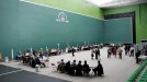 El frontón de Hondarribia convertido en colegio electoral. Foto: EFE title=